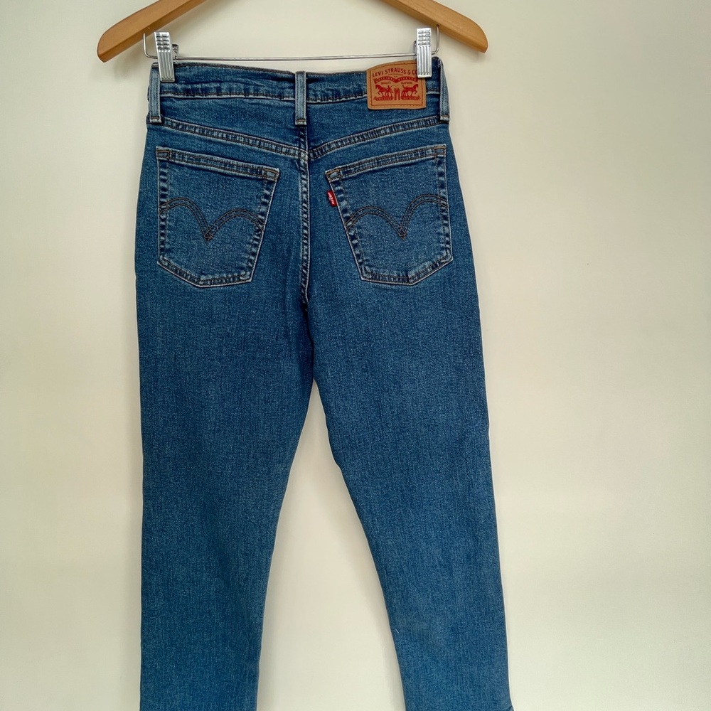 Levi's Women's Premium Wedgie Straight Jeans - Size 28x28, Color: Medium Wash - Picture 8 of 9